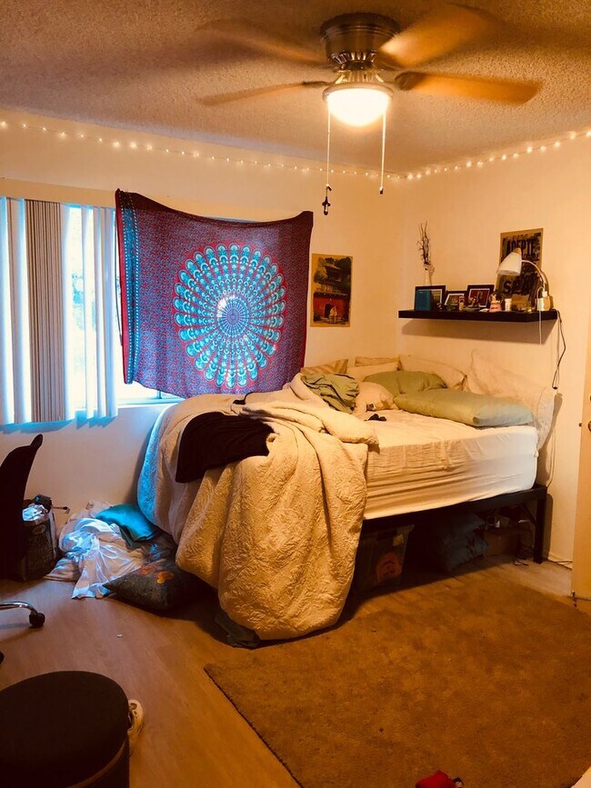 Building Photo - 10 bedrooms 7 bathrooms- 5 master bedrooms total!