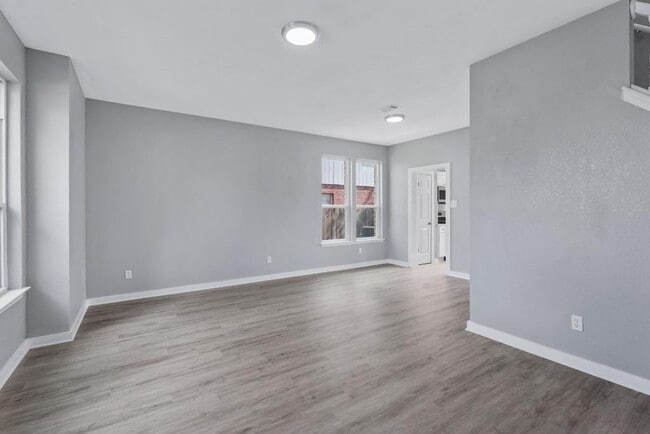 Building Photo - 700 Creekmont Dr