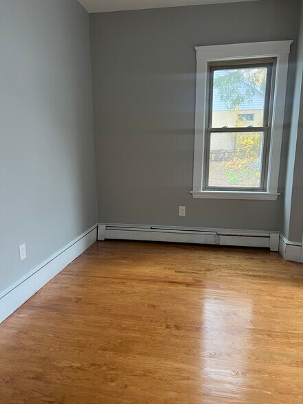 Building Photo - 10 Wakefield Ave