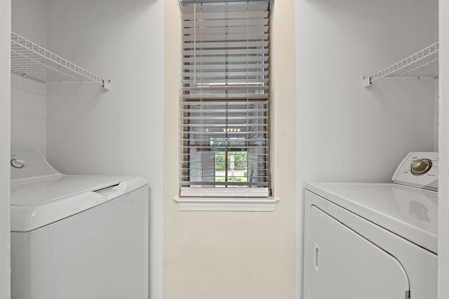 Building Photo - 412 Pinehurst Ln