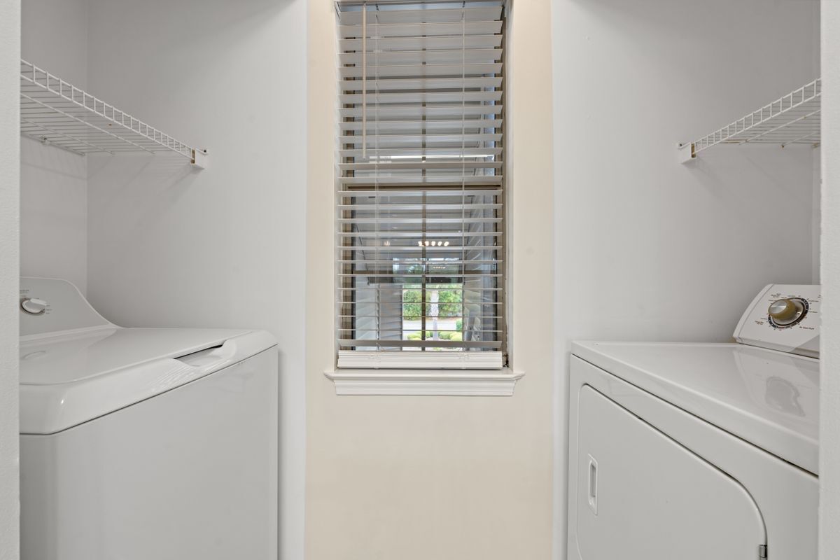 Building Photo - 412 Pinehurst Ln