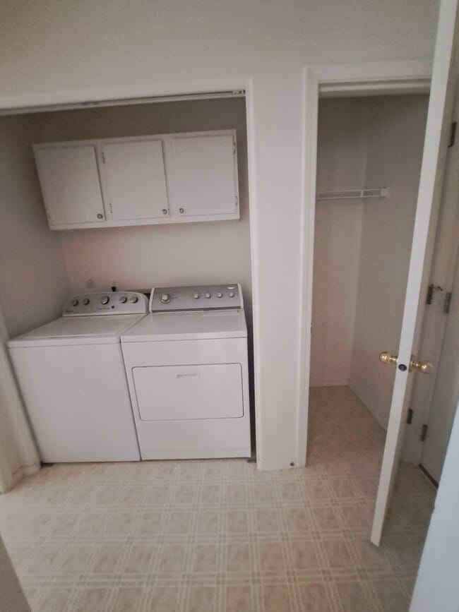 Building Photo - Beautiful Bright 3 bedroom - A/C  - Move i...