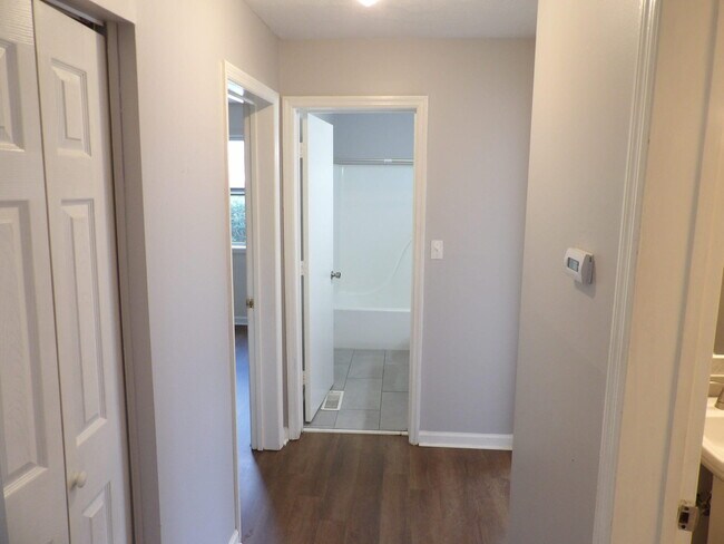 Building Photo - 902 Plaza Dr