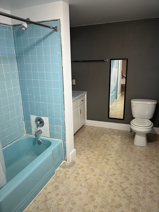 Building Photo - Spacious 3-Bedroom Farmhouse for Rent – Pe...