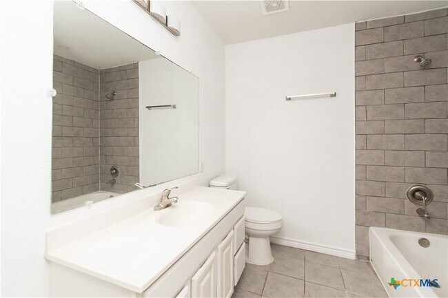 Building Photo - 2407 Lago Trail