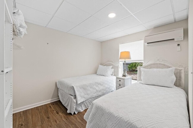 Building Photo - 22103 Lakeview Dr