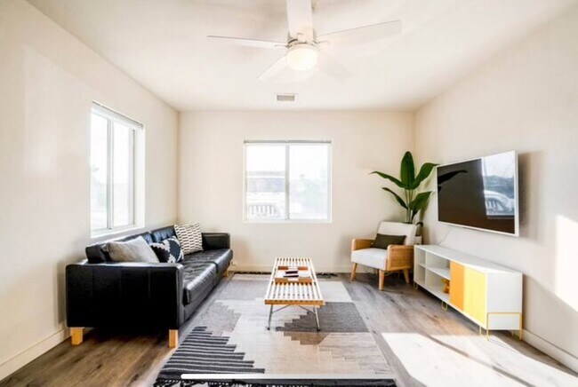 Building Photo - 1802 E Cypress St