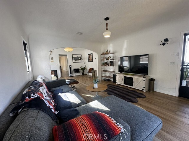 Building Photo - 206 W Mountain View Ave