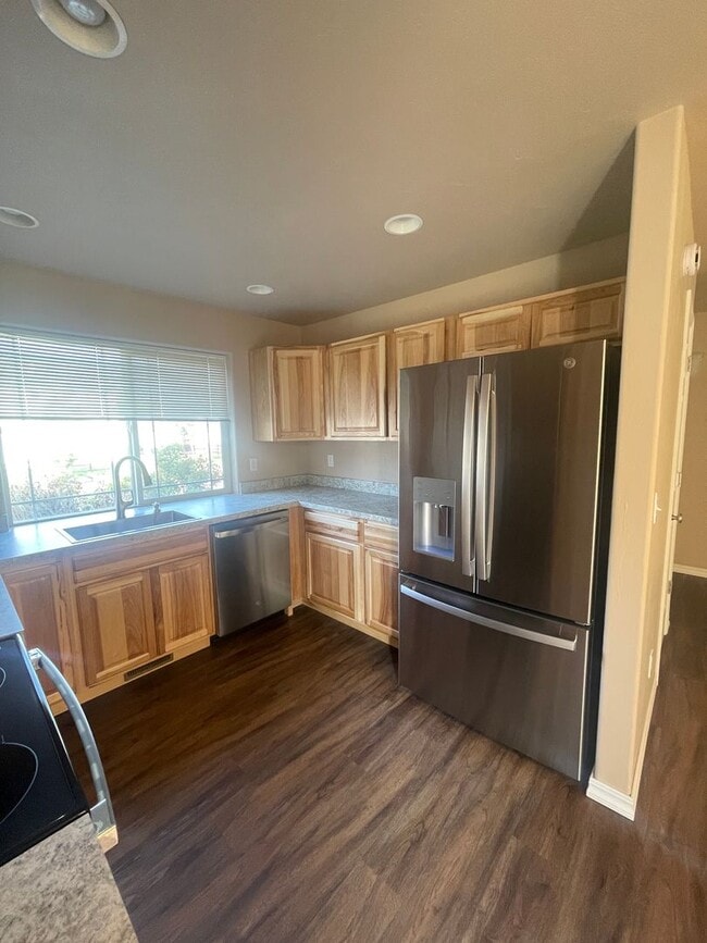 Building Photo - Freshly Remodeled 3 bed 2 Bath Townhome