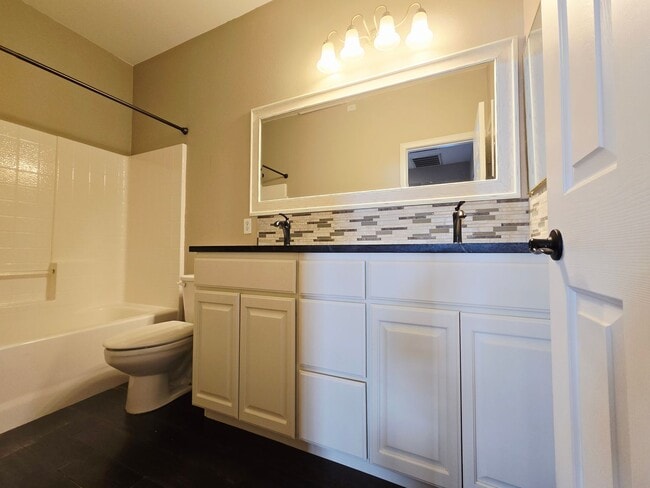 Building Photo - 3 BEDROOM & 2.5 BATH TOWNHOME LOCATED IN GREEN VALLEY  HENDERSON