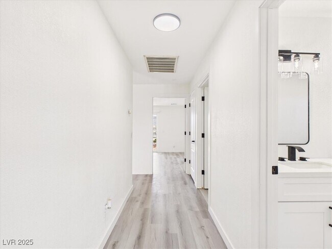 Building Photo - 5610 N Linda St