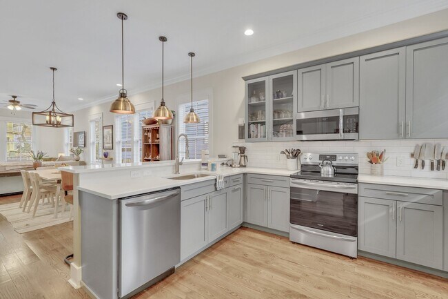 Building Photo - 217 W 33rd St