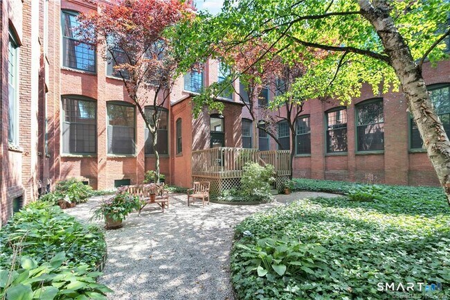 Building Photo - 25 Grand St
