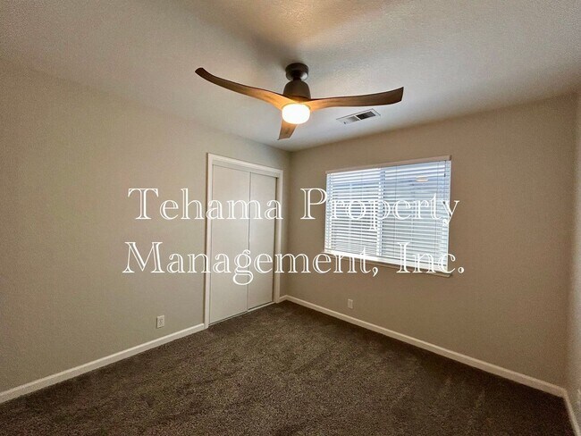 Building Photo - Executive 3 Bederoom 2 Bathroom home with in-ground pool and landscaping service included.
