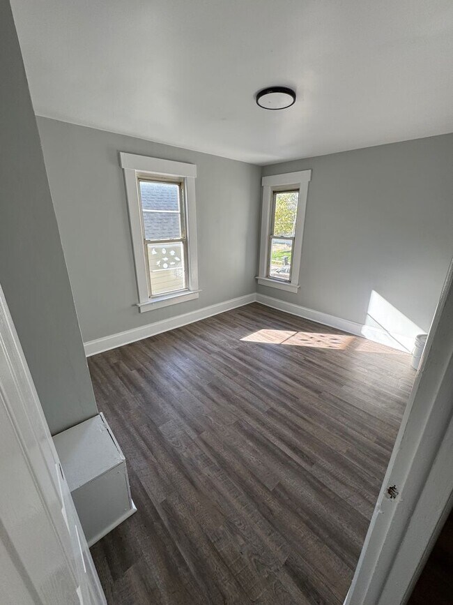 Building Photo - 384 Clarendon Ave