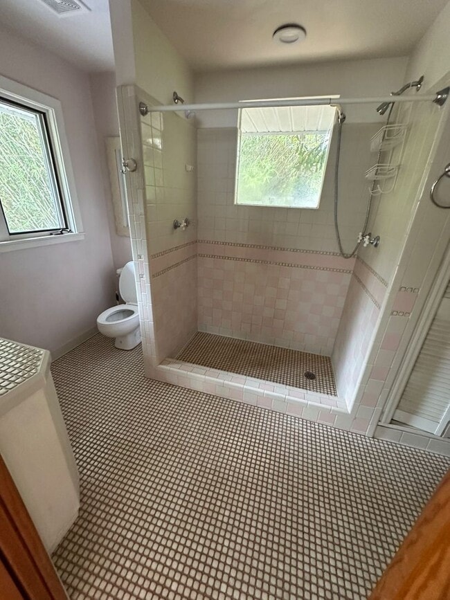 Building Photo - Charming 3 Bedroom w/ study that can be 4th bedroom, 3 Bath Home in Florida Park – Hardwood Floor...