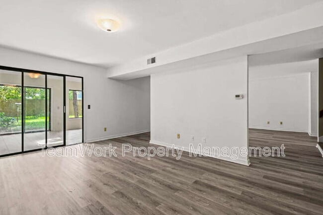 Building Photo - 9 Stallion Ct