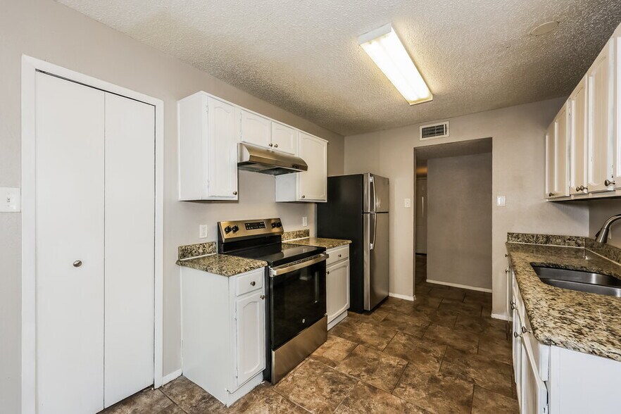 Building Photo - 1522 Sunset Ln
