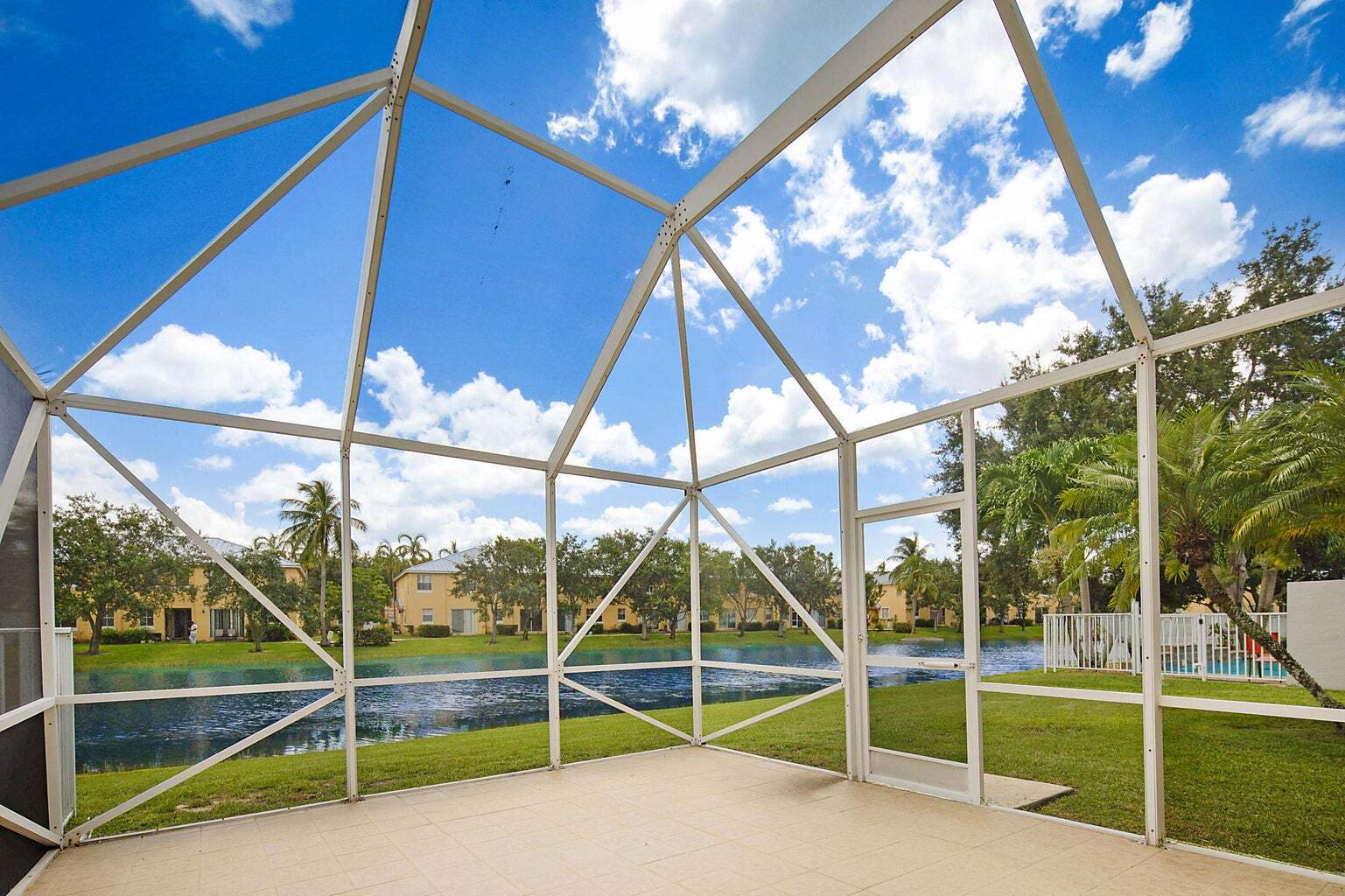 Building Photo - 122 Kensington Way