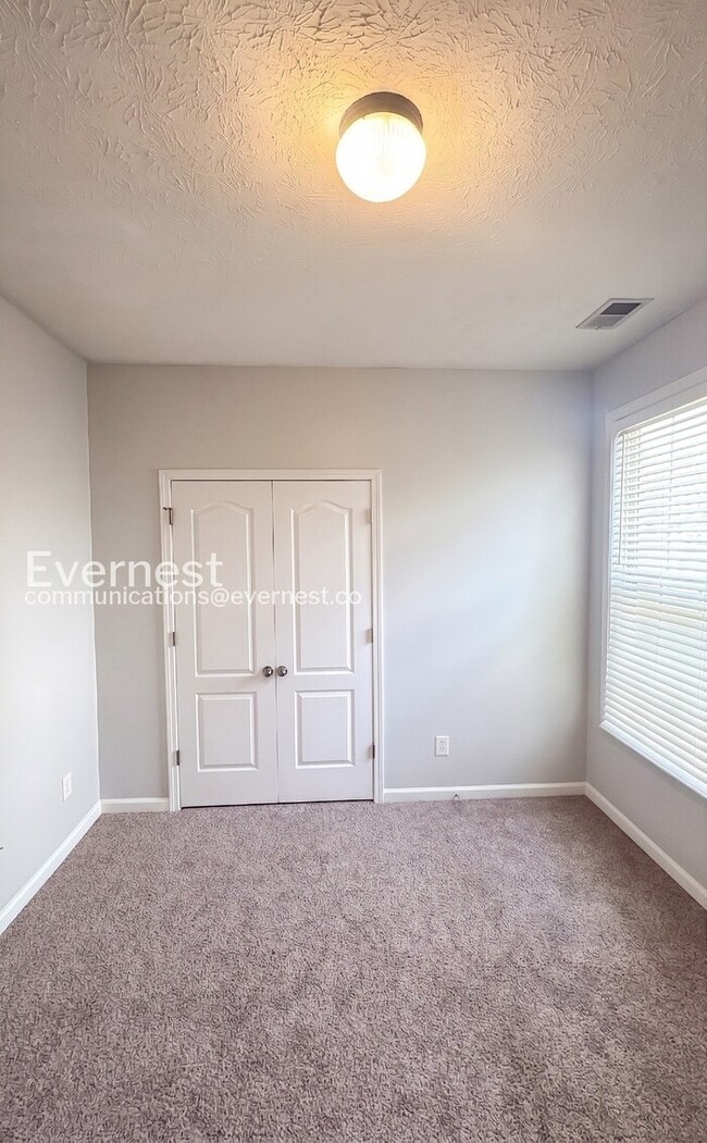 Building Photo - Limited Time Special Offer / 4 Bed, 2 Bath Home with Garage / Pet-Friendly / Available Now!