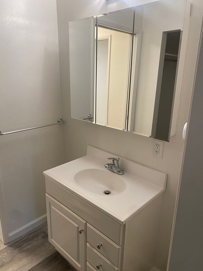 Building Photo - Newly Remodeled 2 bedroom 1 bathroom Duple...