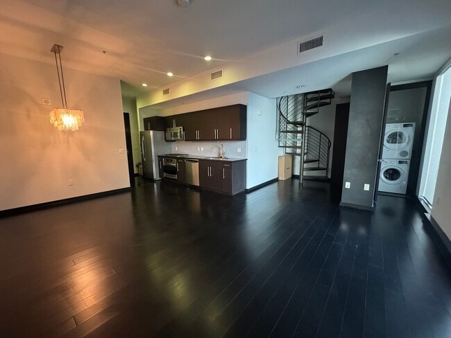 Building Photo - High-End Two-Story 1BD/1BA Loft in Downtown LA! *$500.00 Off One Month's Rent Move In Special!*