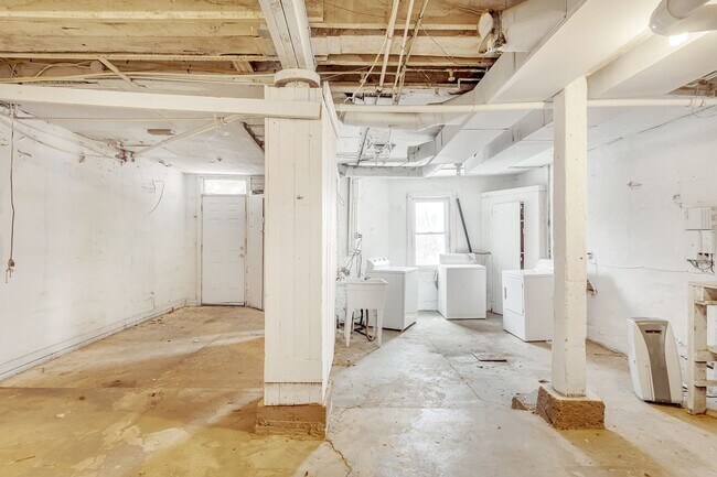 Building Photo - Newly Renovated 4 Bedroom Home in West Lib...
