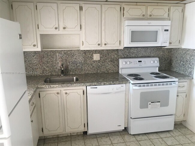 Building Photo - 2200 E Hallandale Beach Blvd