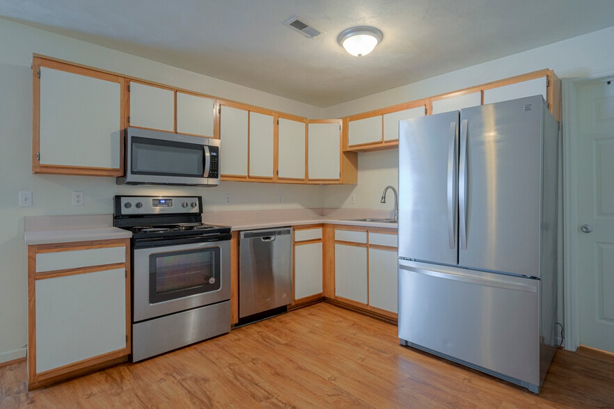 Primary Photo - 913 Giles Rd