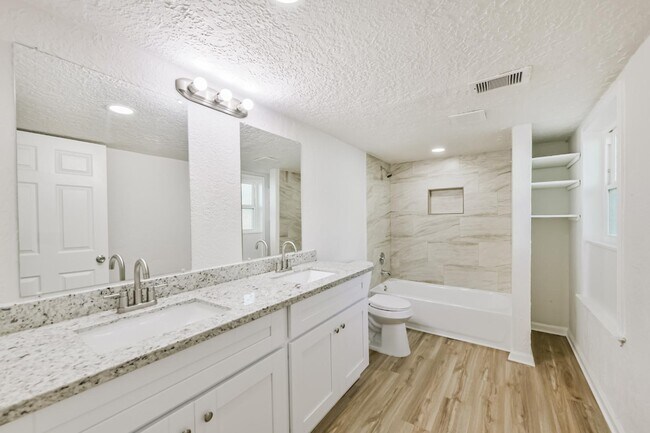 Building Photo - 706 Azalea St