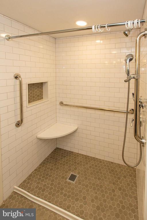 Building Photo - 20930 Valley Forge Cir