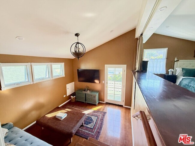 Building Photo - 370 Main St