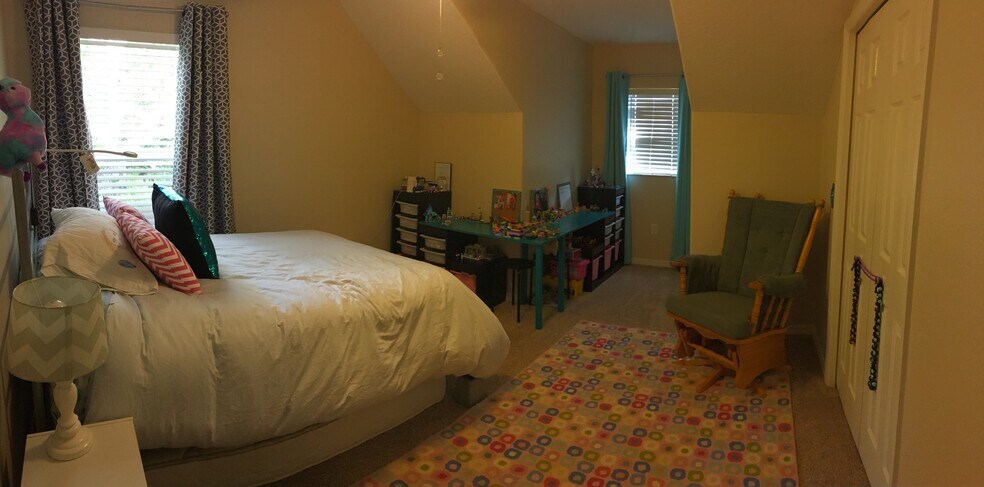 Upstairs bedroom with large walk-in closet - 3103 W Napoleon Ave