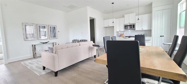 Building Photo - 311 Cyclamen St