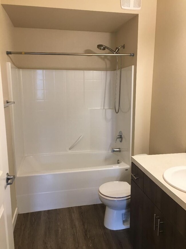 Building Photo - Experience style, comfort and convenience in this well-appointed 2 bedroom 2 bath!