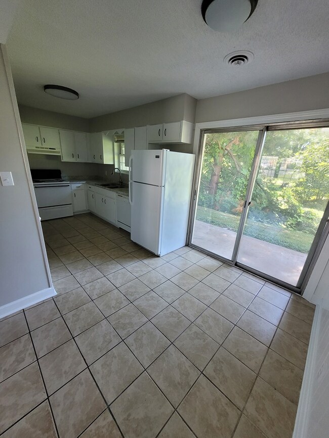 Building Photo - 174 Silver Birch Ln