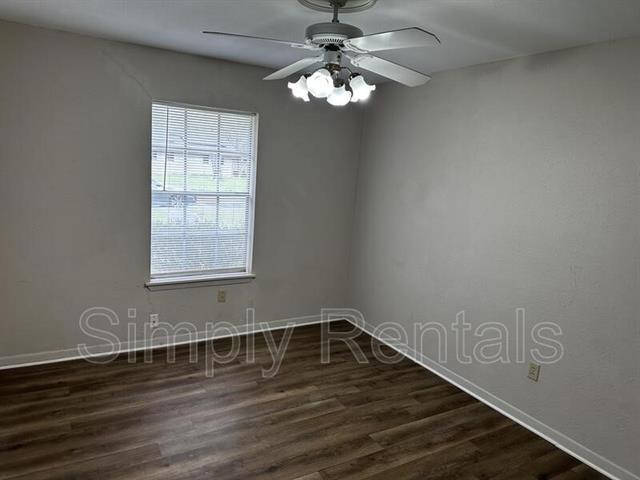 Building Photo - 128 Royal Ln