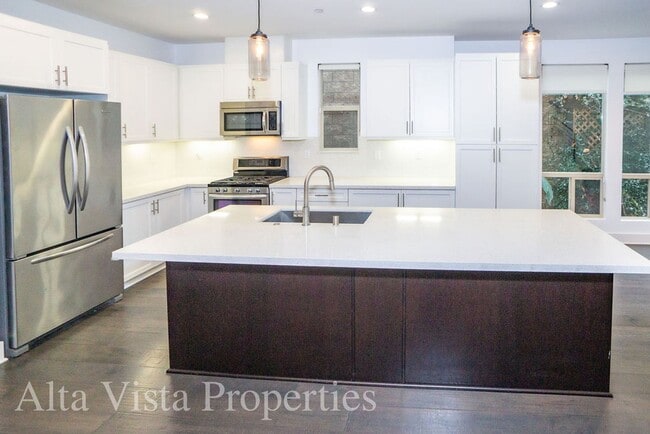 Building Photo - Beautiful Townhome centrally located in Mi...
