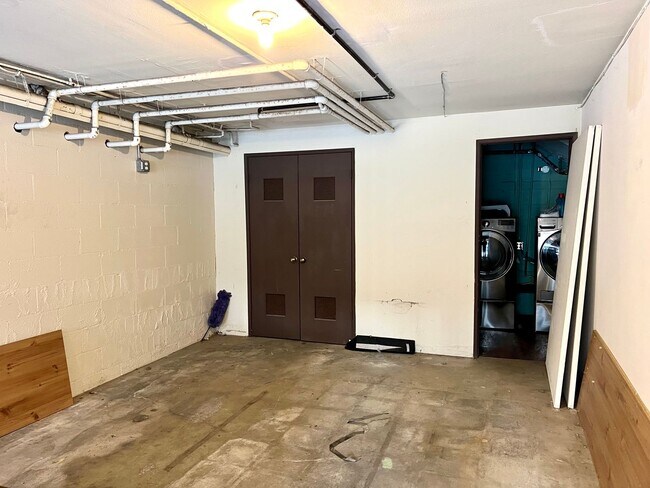 Building Photo - Amazing West LA Location - 2 bd / 2.5 ba T...