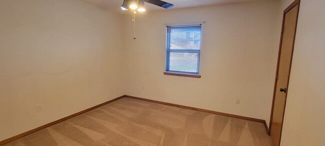 Building Photo - LARGE HOME ON QUIET STREET NEAR HOSPITAL