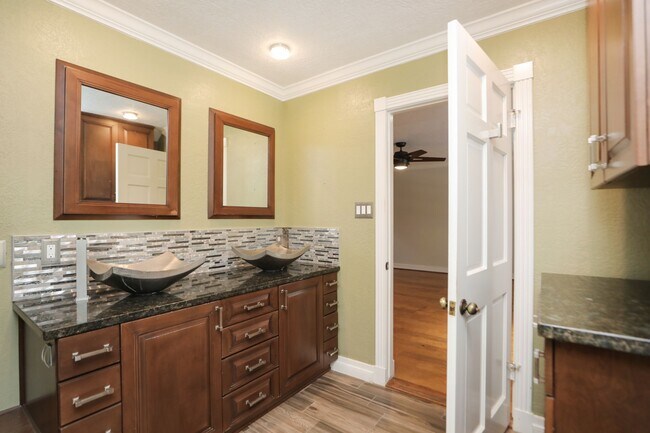 Building Photo - 722 Crossroads Dr