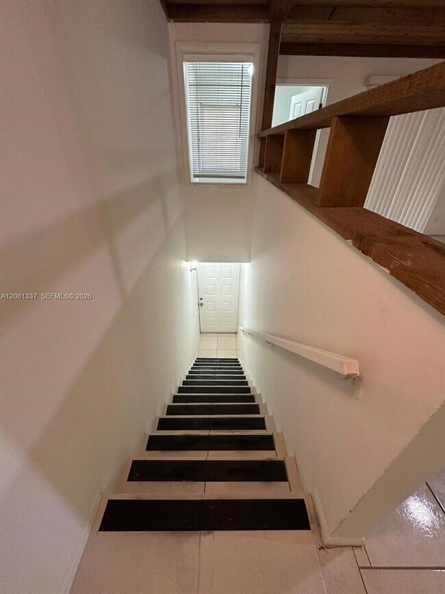 Building Photo - 300 Gardens Dr
