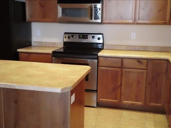 Building Photo - Cambria Townhome End Unit for Rent