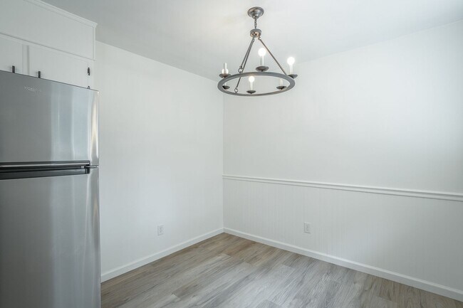 Building Photo - Spacious House in Hixson