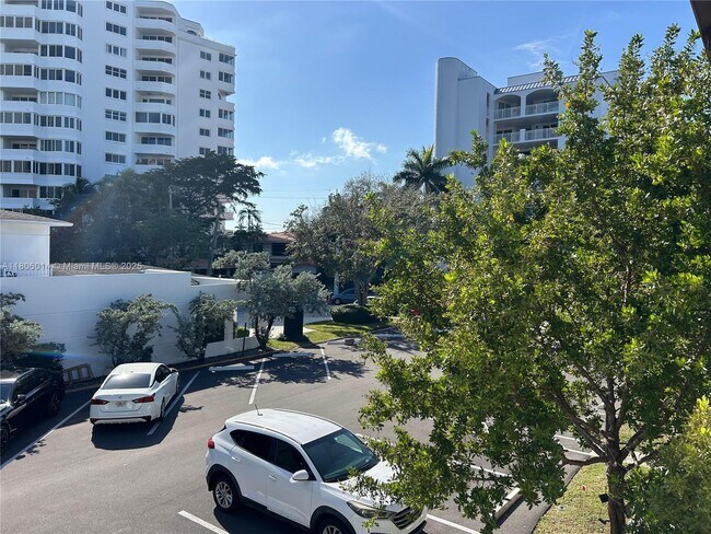 Building Photo - 300 Sunset Dr