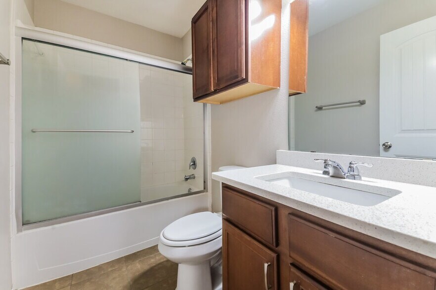 Building Photo - 2116 Meadow View Dr
