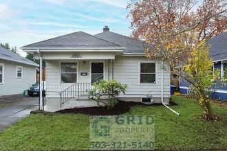 Building Photo - Charming 2 Bedroom Available in Popular N Kenton Neighborhood!