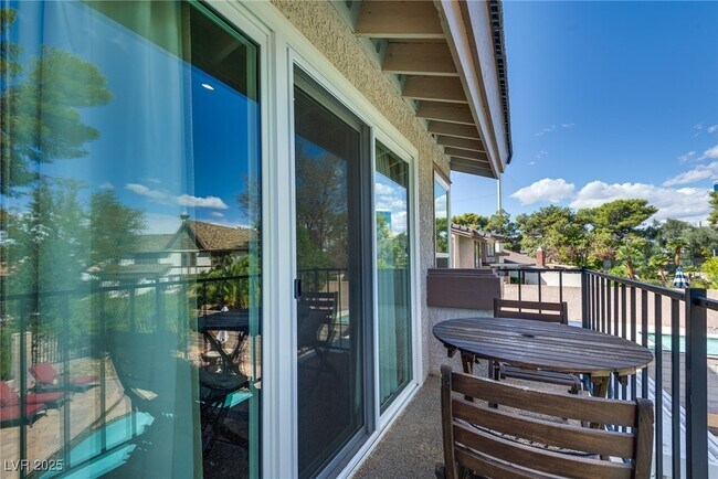Building Photo - 840 Pinehurst Dr