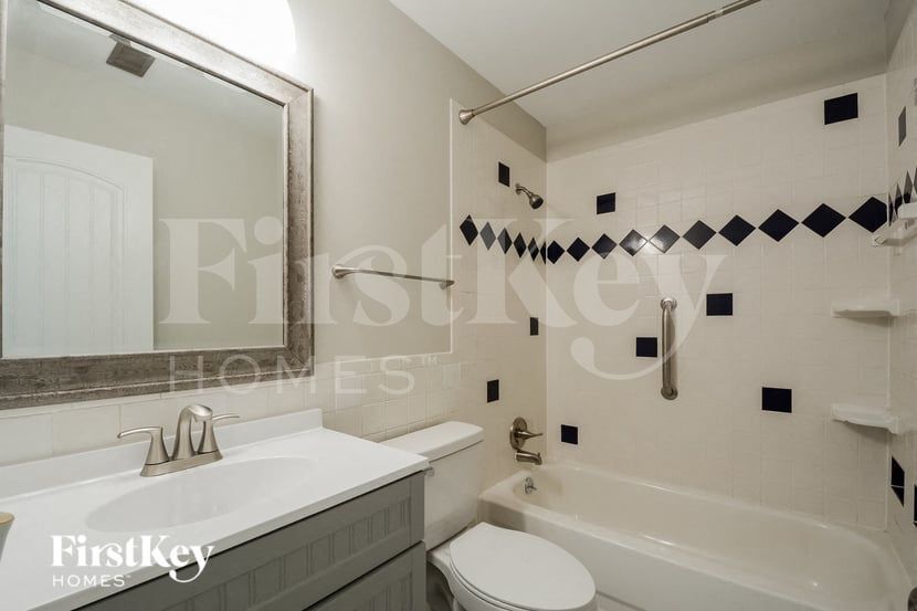 Building Photo - 805 Forest Village Dr