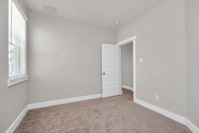Building Photo - 739 Strawberry Pines Ct